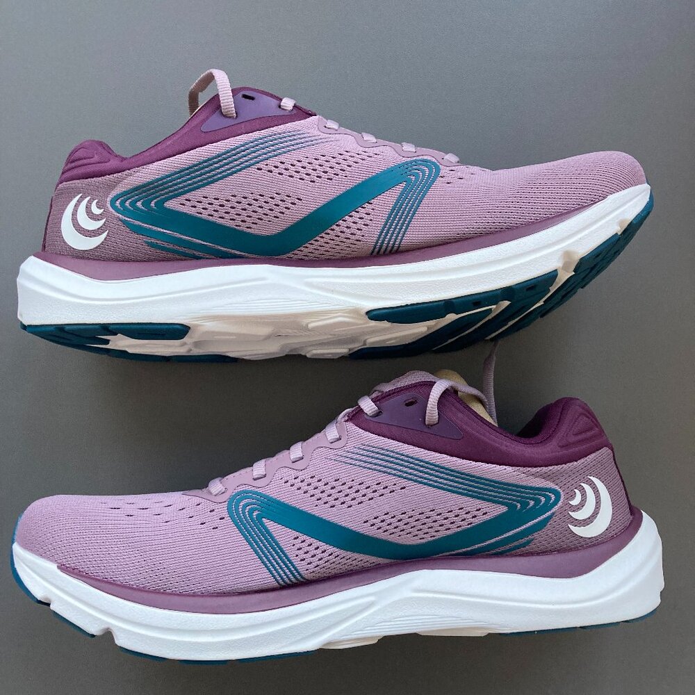 Topo Athletic Magnifly Sneaker - Womens